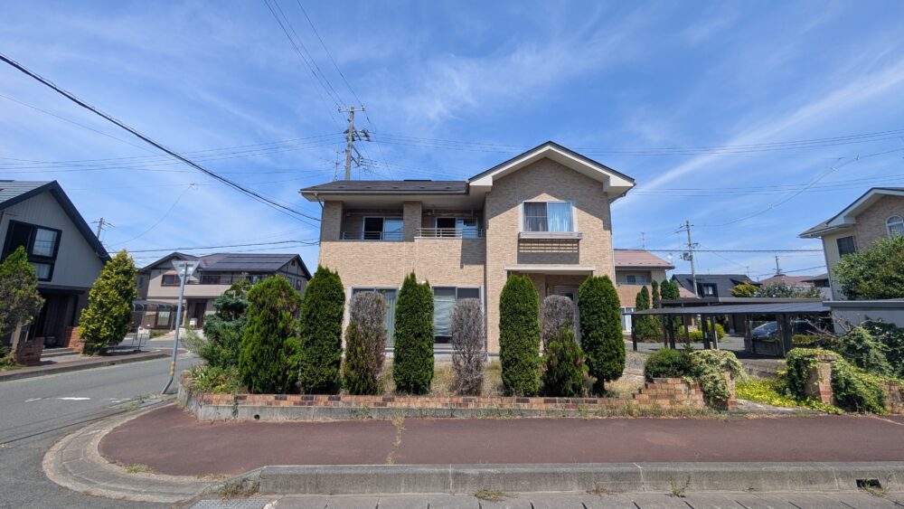 閑静な住宅街の2階建て。手入れされた庭と広い駐車場が魅力です。